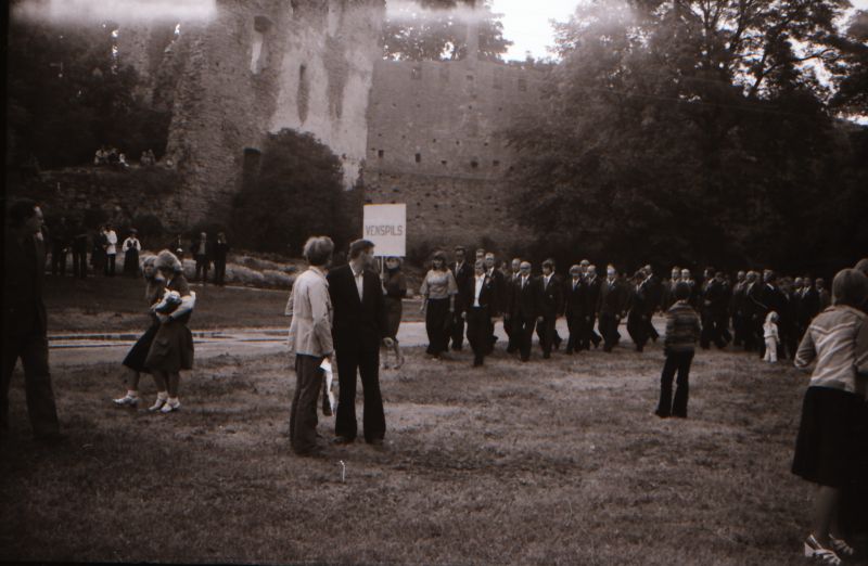 Negatiiv. Laululava Haapsalu piiskopilinnuses rongkäik 15.-17.06.1979