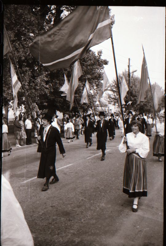 Negatiiv. Laululava Haapsalu piiskopilinnuses, rongkäik, 15.-17.06.1979