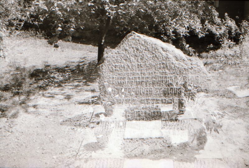 Negatiiv. W.K.F. Peterseni (1854-1933) mälestuskivi. 12.06.1979.