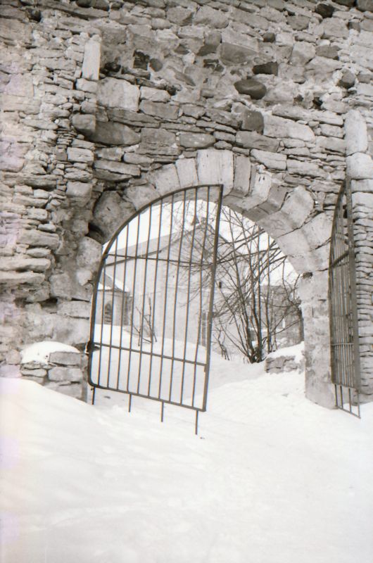 Negatiiv. Haapsalu piiskopilinnuse värav. 03.12.1979.