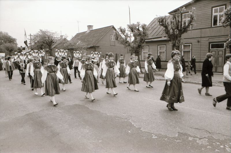 Negatiiv. Haapsalu rajooni koolinoorte laulu- ja tantsupidu Haapsalus 31.mail 1987.a. Rongkäik lossiparki. 
Foto: E.Ambos.