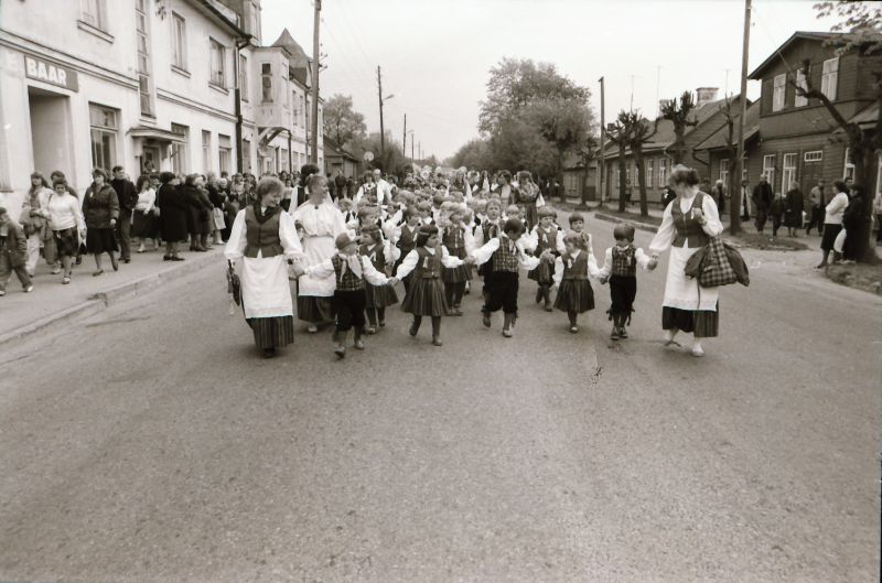 Negatiiv. Haapsalu rajooni koolinoorte laulu- ja tantsupidu Haapsalus 31.mail 1987.a. Rongkäik lossiparki. 
Foto: E.Ambos.