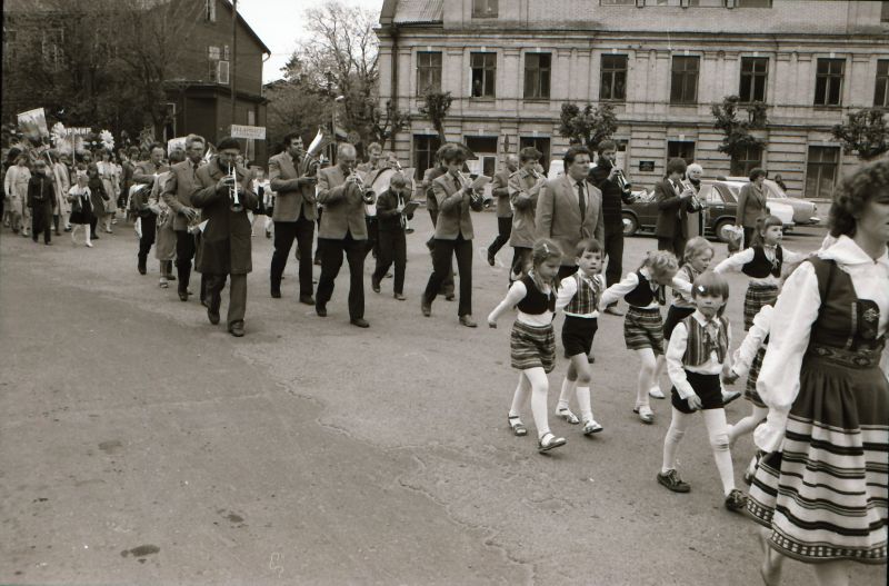 Negatiiv. Haapsalu rajooni koolinoorte laulu- ja tantsupidu Haapsalus 31.mail 1987.a. 
Foto: E.Ambos.