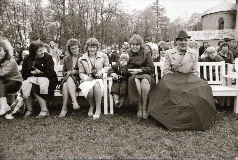 Negatiiv. Haapsalu rajooni koolinoorte laulu- ja tantsupidu Haapsalus 31.mail 1987.a. Paremalt teine Haapsalu Rajooni TK esimees Lea Tuusov. 
Foto: E.Ambos.