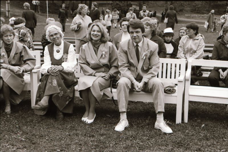 Negatiiv. Haapsalu rajooni koolinoorte laulu- ja tantsupidu Haapsalus 31.mail 1987.a. Sirja Lints, Helga Kariis, Merike Pilter, Viktor Kütt.
Foto: E.Ambos.
