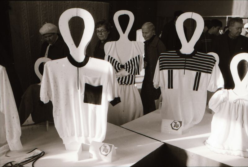 Negatiiv. Haapsalu rajooni rahvamajandussaavutuste näitus "Expo 70" 30.okt.-1.nov.1987.a. Vaade näitusesaali - tekstiilitoodangu väljapanek.
Foto: E.Ambos.
