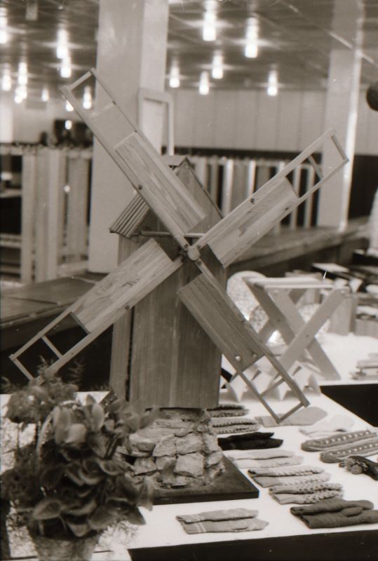 Negatiiv. Haapsalu rajooni rahvamajandussaavutuste näitus "Expo 70" 30.okt.-1.nov.1987.a. Vaade näitusesaali. Käsitöö väljapanek. 
Foto: E. Ambos.