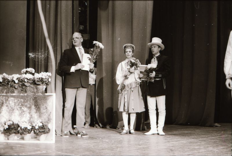 Negatiiv. Haapsalu rajooni rahvamajandussaavutuste näitus "Expo 70" 30.okt.-1.nov.1987.a. Kontsert näituse avamise puhul. Läti rahvakunstiansambli "Kurzeme" esinemine.
Foto: E.Ambos.