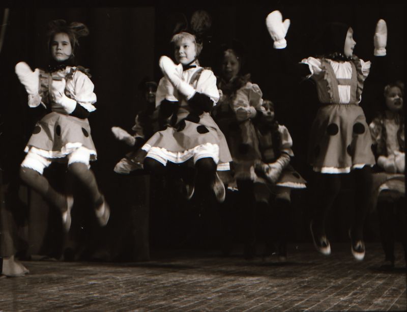 Negatiiv. Haapsalu rajooni rahvamajandussaavutuste näitus "Expo 70" 30.okt.-1.nov.1987.a. Kontsert näituse avamise puhul.
Foto: E.Ambos.