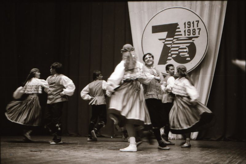 Negatiiv. Haapsalu rajooni rahvamajandussaavutuste näitus "Expo 70" 30.okt.-1.nov.1987.a. Kontsert näituse avamisel. Esinevad rahvatantsijad.
Foto: E. Ambos.