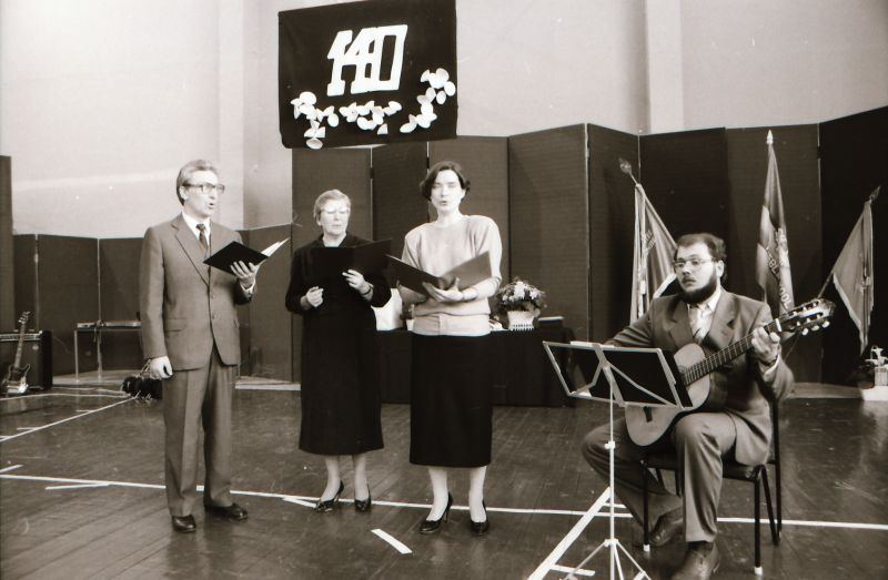 Fotonegatiiv. Taebla kooli 140.aastapäeva tähistamine 29.aprillil 1988.a. Leo Treu, Margit Ilves,Janne Raba ja Kaido Prikk.
Foto: Elmar Ambos.