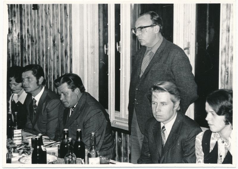 Foto. Kärdla tsehhi ülema Ants Remmelgi lahkumispidu Kassaris, foto U. Veevo, 1973
