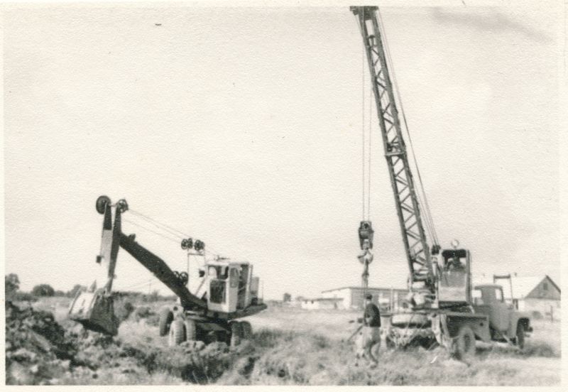 Foto. Televisiooni retrakslaatori ehitus Haapsalus (Uuemõisas), 1974