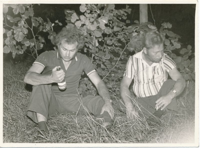 foto. Haapsalu STES suvelaager Doorakul. Kingissepa isetegevuslased omaloomingulise palaga esinemas. Foto V. Pärtel, 1976