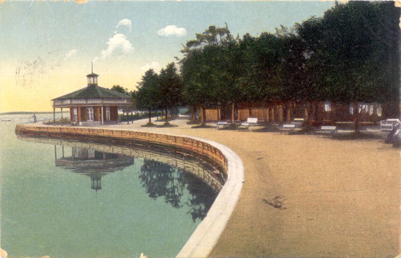 Postkaart. Raamatukogu promenaadil