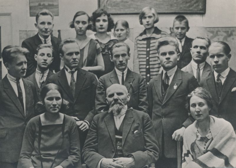Postkaart. Ants Laikmaa oma õpilaste ja tuttavate keskel 1926.a.