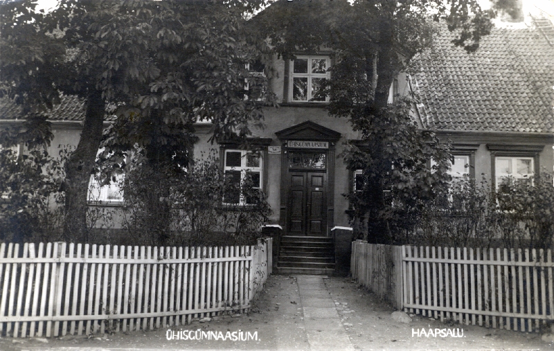 Fotopostkaart. Ühisgümnaasiumi Kalda 6 hoone fassaad. Foto: J. Grünthal. 8,8*13,9