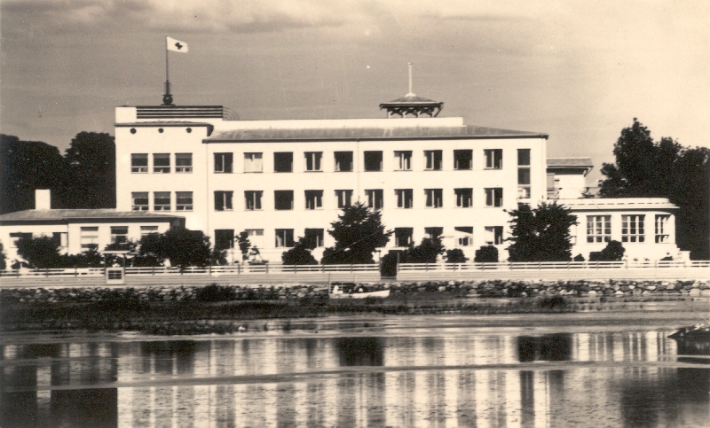 Foto. Vaade Eesti Punase Risti sanatooriumi hoonele Haapsalus, Sadama tn. 21. Avati 20.06.1937.a. Mustvalge.