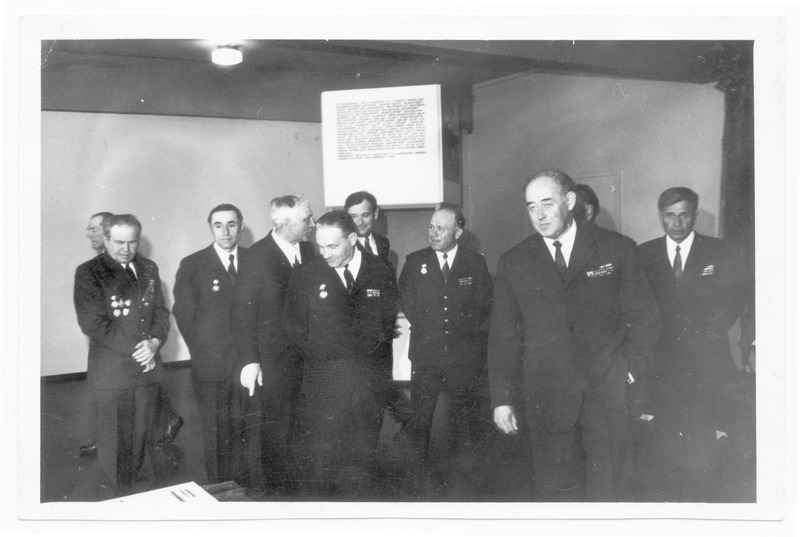 Sõjaveteranid tutvustamas kolhoosi muuseumi ekspositsiooni