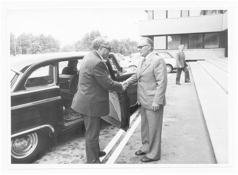 S.M.Kirovi nimelise kalurikolhoosi juhatuse esimees Oskar Kuul tervitab NSV Liidu Ülemnõukogu Presiidiumi sekretäri M. Georgadzet