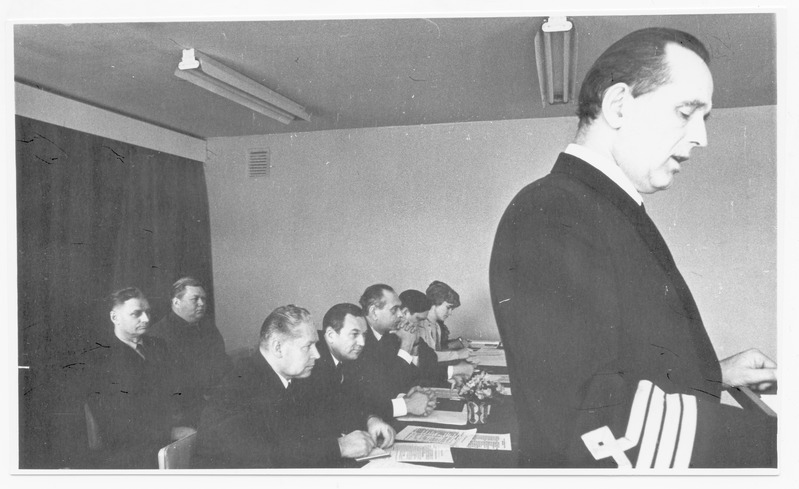 S.M.Kirovi nimelise kalurikolhoosi volinike koosolek 1971.a.. Kõnepuldis kolhoosi juhatuse esimees Oskar Kuul