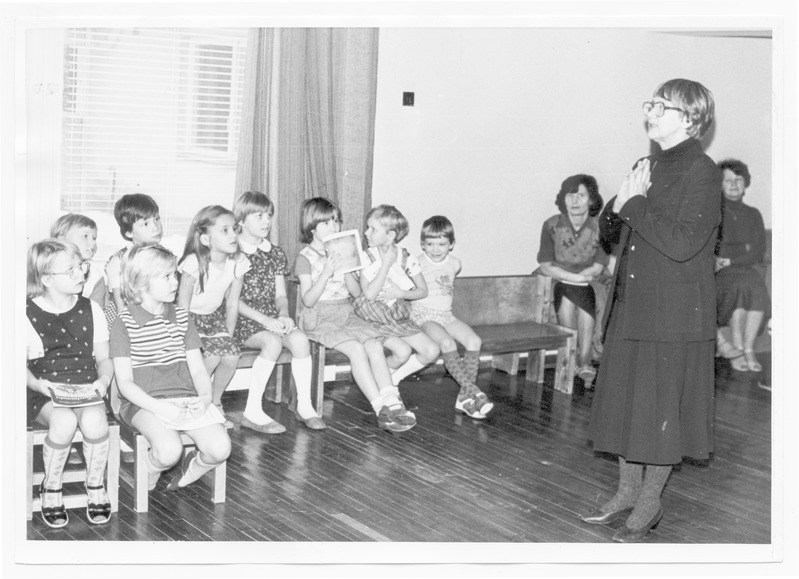 Heljo Mänd kohtumas lastega 16. veebruaril 1982.a kolhoosi lastepäevakodus "Piilupesa"