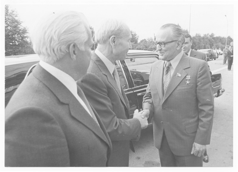 Oskar Kuul tervitamas Eestis nõukogude võimu taaskehtestamise 40. aastapäeva pidustustele saabunud Vassili V. Kuznetsovi.