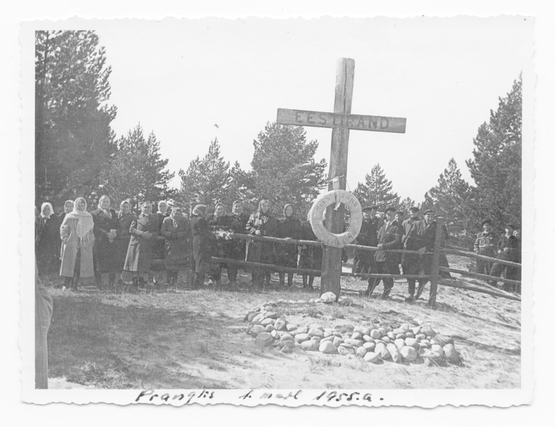 Prangli rahvas 1.05.1955.a. "Eestiranna" kalmistul Pranglis