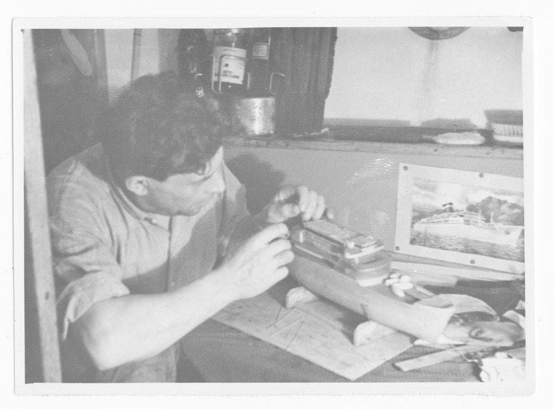 Heeringapüügi püügimeistri abi Paul Alliksoo laeva mudelit meisterdamas