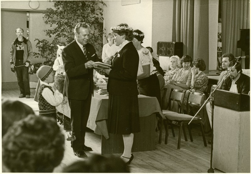 Viimsi Keskkoli aulas lõpuaktusel kooli direktor Harald Roosvee Kai Roosale küpsustunnistust kätte andmas