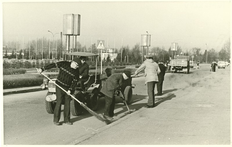 Kommunistlikul laupäevakul S.M.Kirovi nimelises kalurikolhoosis sõiduteede puhastamine.