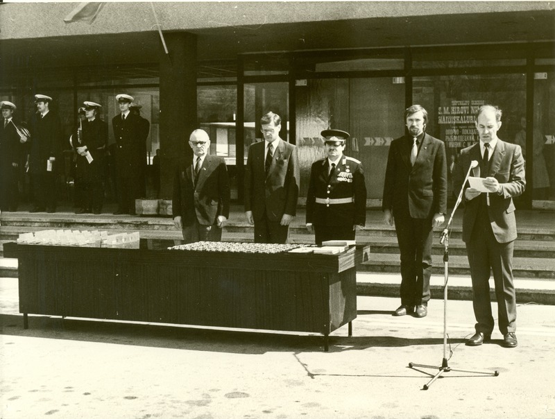 S.M.Kirovi nimelise kalurikolhoosi keskusehoone ees 9.05.1985.a. Kolhoosi parteikomitee sekretäri asetäitja Gennadi Vihman kõnet pidamas