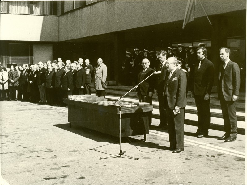 S.M.Kirovi nimelise kalurikolhoosi keskusehoone ees 9.05.1985.a. Kolhoosi sõjaveteranide nõukogu liige Herman Kuusk tervitussõnu ütlemas