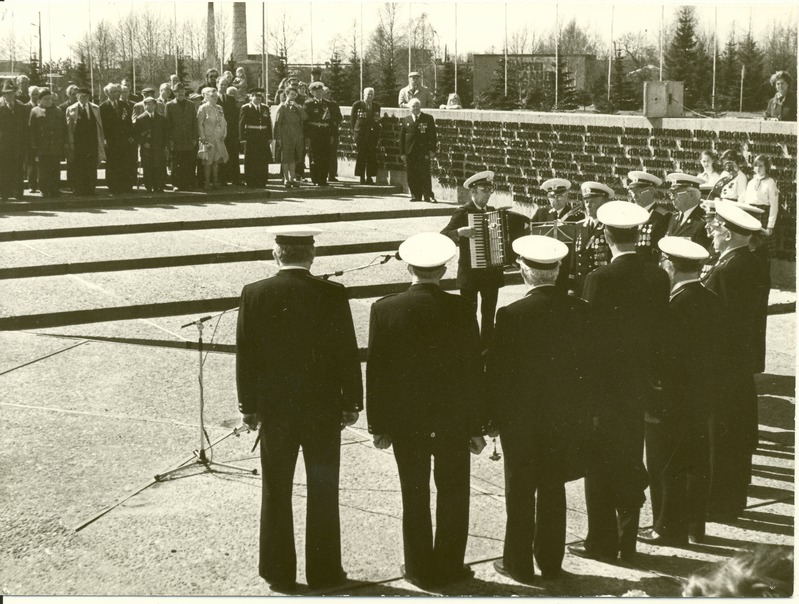 S.M.Kirovi nimelise kalurikolhoosi sõjaveteranide ansambel "Torpeedo" esinemas 9.05.1985.a.