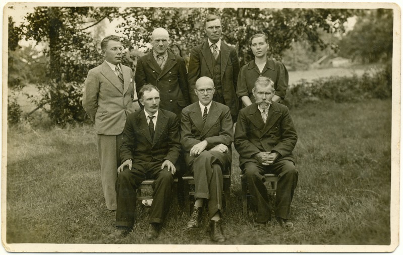 Prangli saare eliit. Esireas istuvad vasakult vallavanem Johannes Luhtsalu, õpetaja Harri Jürima, Kalle Lepmets. Seisavad vasakult kaupmees Valdman, Oskar Tamberk, Oskar Puuström, Hilda Jürima