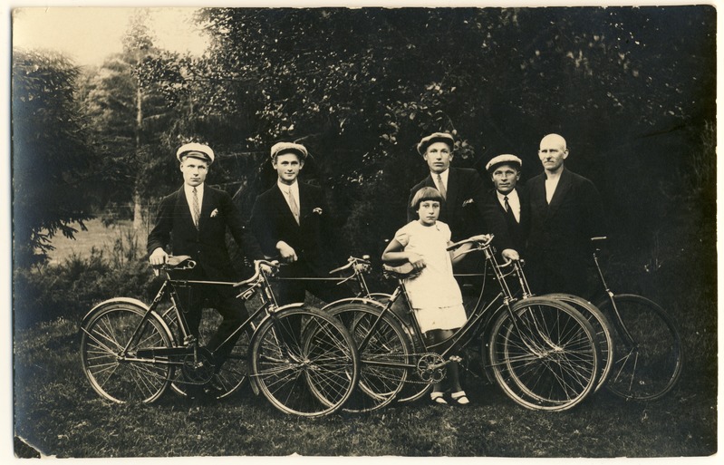 Grupifoto, Eisma noored jalgratastega. Paremalt esimene Harald Ehrlich