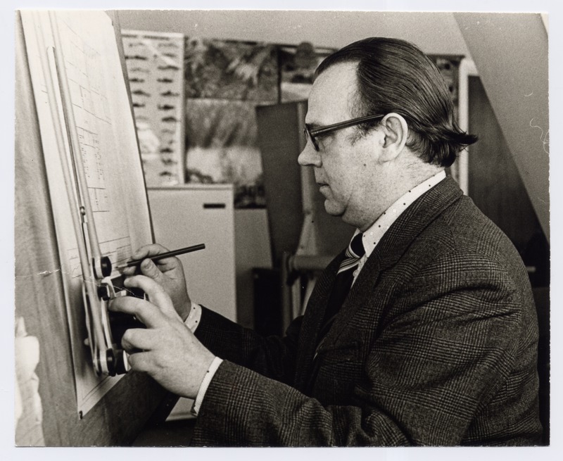 S.M.Kirovi nimelise kalurikolhoosi konstruktor Henn Herem töölaua taga 1984.a.