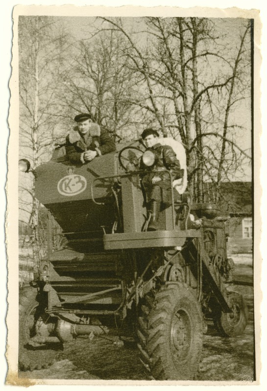 Uus kombain kolhoosis "Ühisjõud".