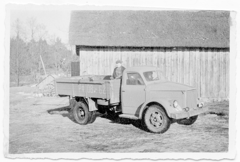 Kolhoosi "Ühisjõud" veoauto, rooli taga V.Rada