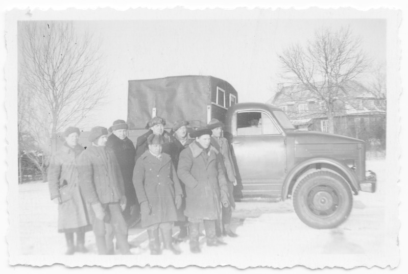 Kolhoosnikud metsatööle minemise eel Hirvlis 1954.a.
