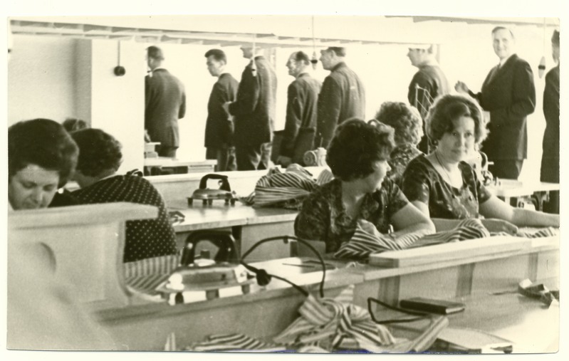 Külalised tutvumas S. M. Kirovi nim  näidiskalurikolhoosi teeninduspaviljoniga avamispäeval 1971. aasta juulis. Esiplaanil õmblejad töölaudade taga.