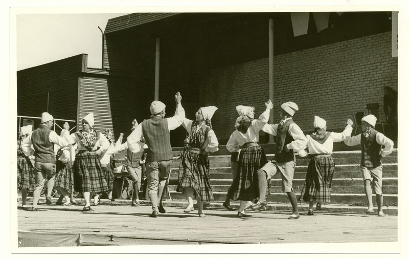 Esineb Kirovi näidiskalurikolhoosi rahvatantsuansambel "Randlane"  taidlusülevaatusel "Hõbedane Meri´86".