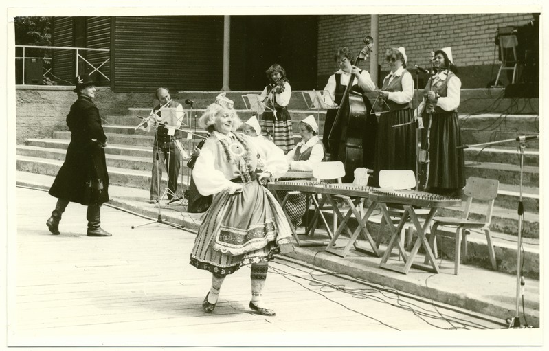 Taidlusülevaatusel "Hõbedane Meri´86" esinemas tantsupaar Tiia ja Lembo Võsu.