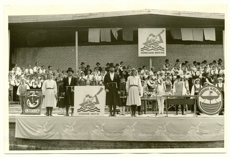 Taidlusülevaatuse "Hõbedane Meri´86" osalejad laululaval.