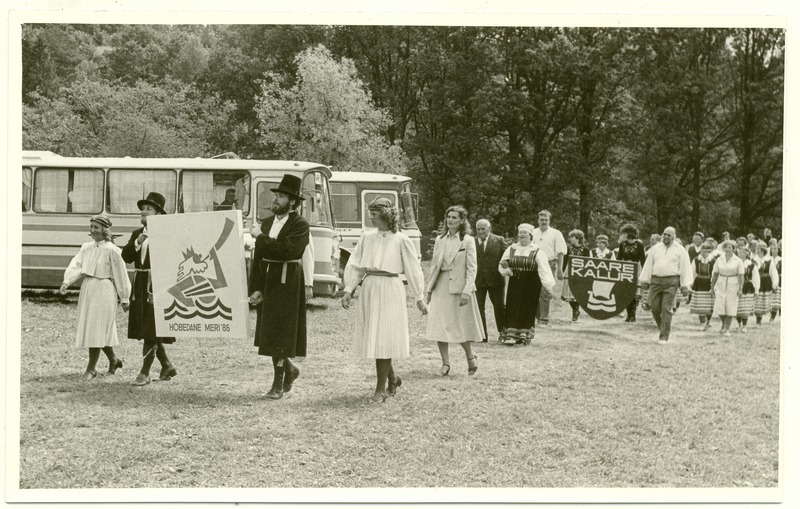 Taidlusülevaatuse "Hõbedane Meri´86" osalejad rongkäigus.