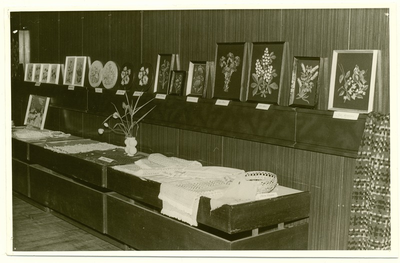 Naisteklubi "Merimemm" 15. aastapäevapuhul korraldatud käsitööringi ülevaatenäitus. Esiplaanil tikitud pildid.