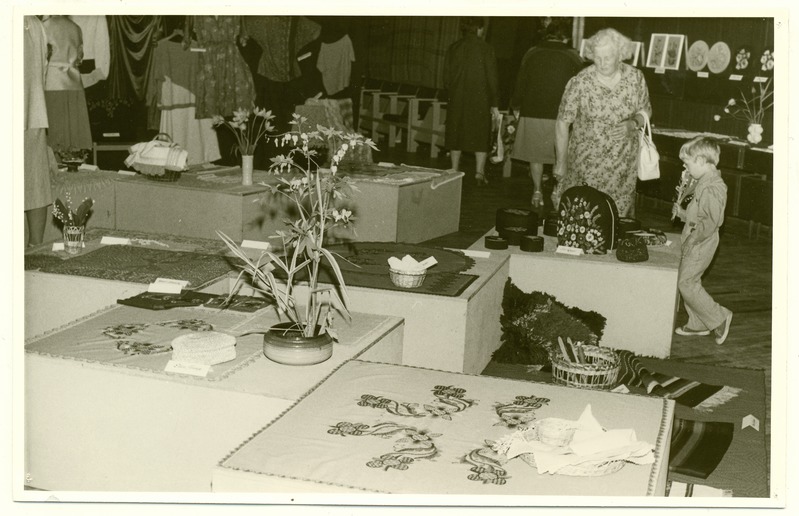 Naisteklubi "Merimemm" 15. aastapäevapuhul korraldatud käsitööringi ülevaatenäitus. Esiplaanil tikitud linad.