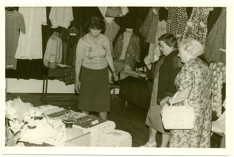 Naisteklubi "Merimemm" 15. aastapäevapuhul korraldatud käsitööringi ülevaatenäitus. Külastajad tutvumas näitusega.