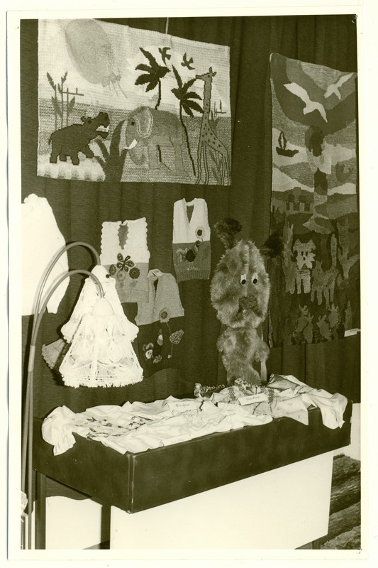 Naisteklubi "Merimemm" 15. aastapäevapuhul korraldatud käsitööringi ülevaatenäitus. vaade lasterõivastele ja lastetoa vaipadele.