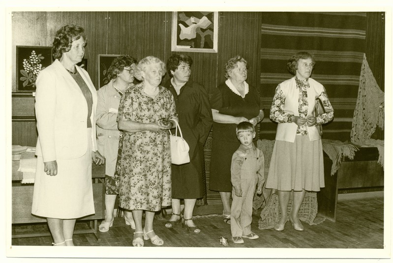 Naisteklubi "Merimemm" 15. aastapäeva puhul korraldatud käsitööringi ülevaatenäituse avamine, vasakul naisteklubi president Helve Uukkivi.